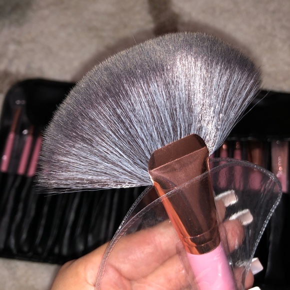 BB&W Makeup Brush Set - Picture 5 of 7
